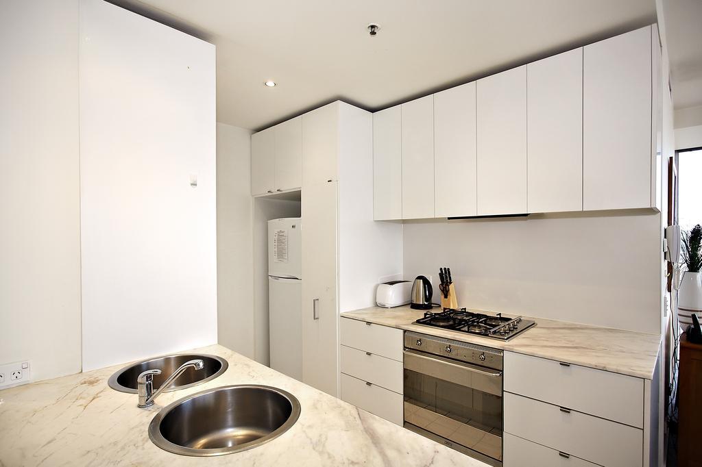Astra Apartments Melbourne Room photo