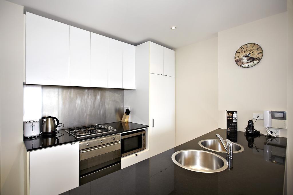 Astra Apartments Melbourne Room photo