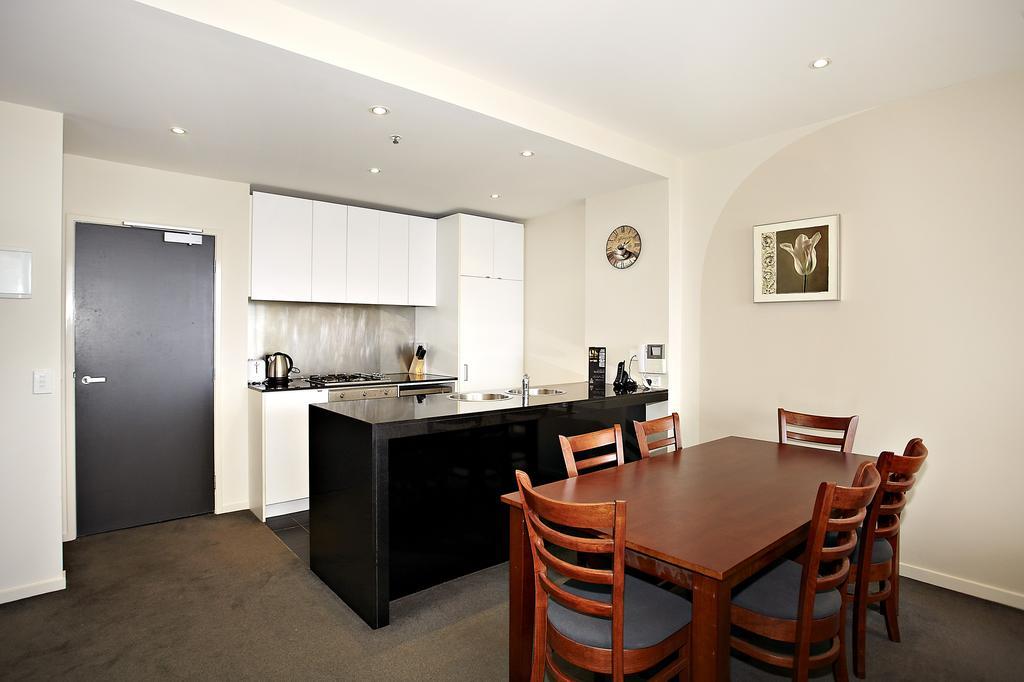Astra Apartments Melbourne Room photo