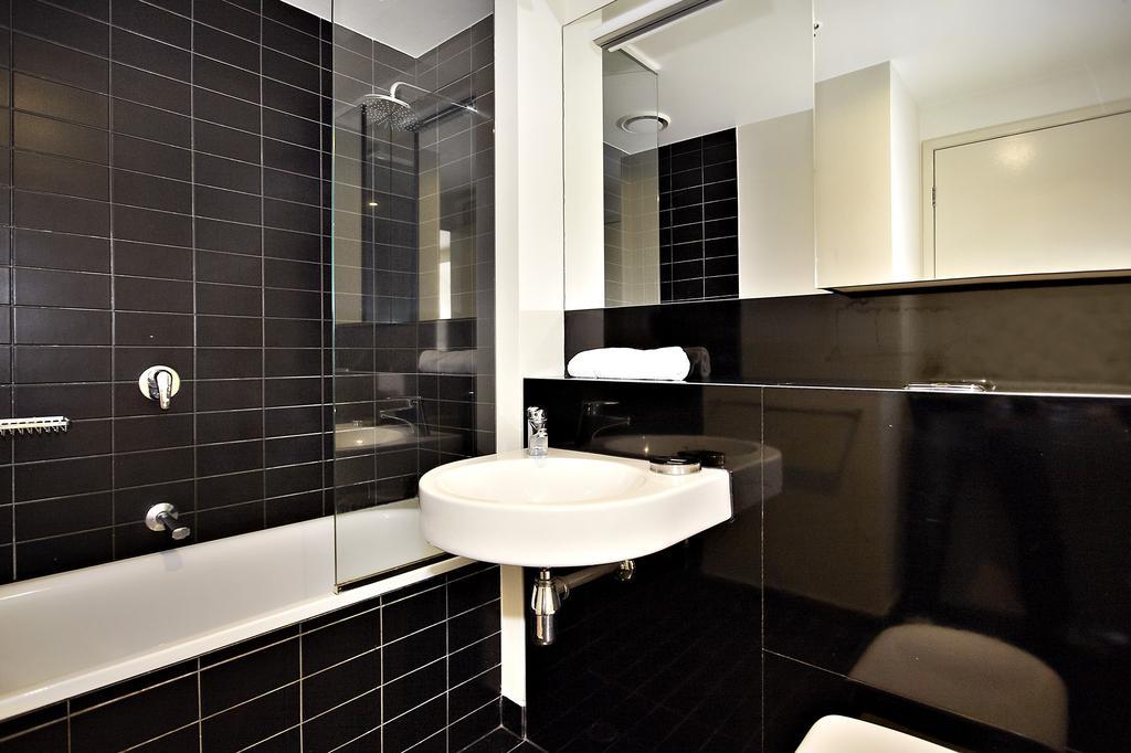 Astra Apartments Melbourne Room photo
