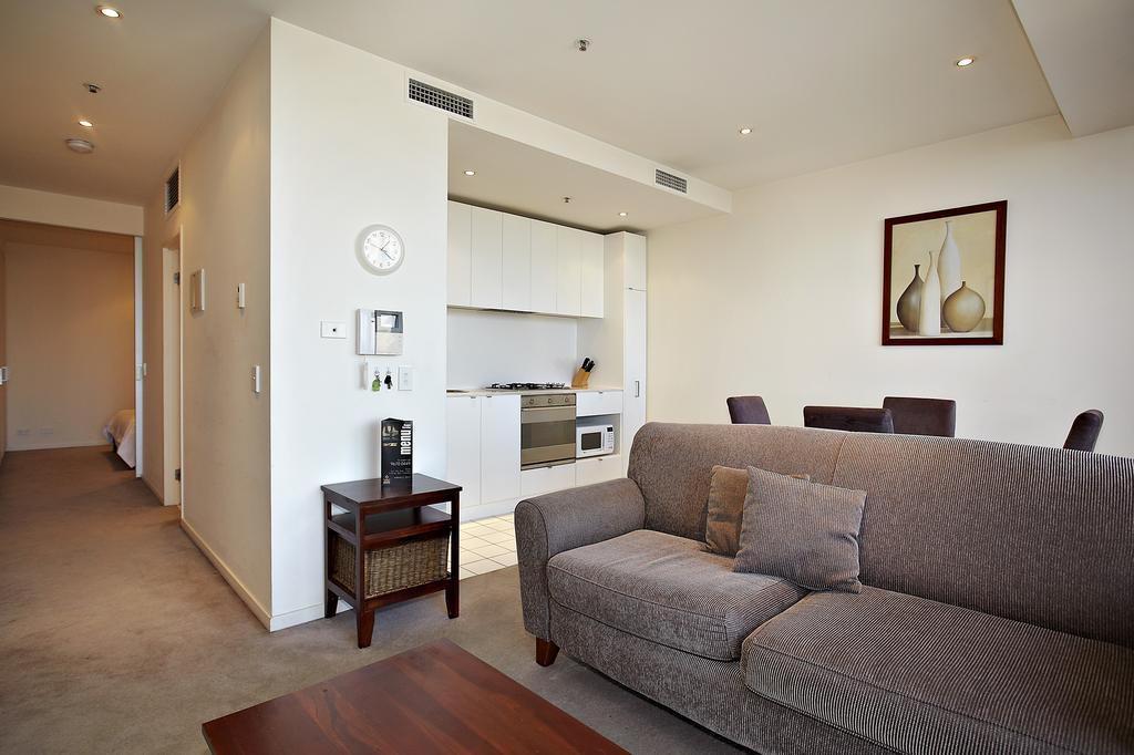 Astra Apartments Melbourne Room photo